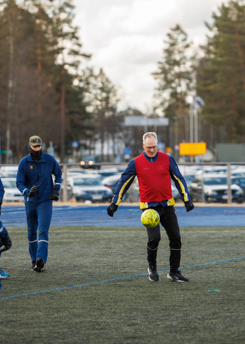 PorinPR's tweet photo. Perinteeksi muodostuneet liikuntapäivät järjestettiin yhteistyössä Kuortaneen urheiluopiston opiskelijoiden kanssa. Liikuntapäivien ohjelma koostui opiskelijoiden ohjaamista liikuntarasteista.

Myös Porin prikaatin komentaja, prkenr Jami Virta, oli mukana liikkumassa 👏
#porpr https://t.co/Q17VsCxjKx