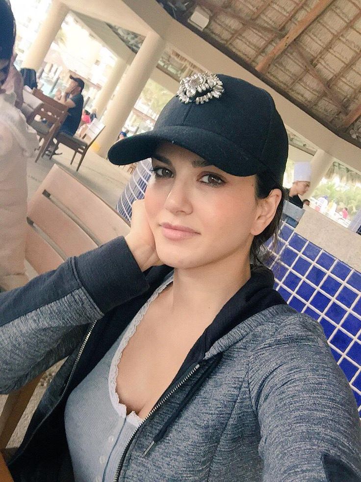 GlamCinemaHub's tweet photo. First I’d check if my phone is hacked… because this level of luck feels illegal 😄 @SunnyLeone https://t.co/lu5oUdRkoh