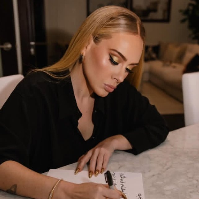 debsblu's tweet photo. Salí de la cueva, y vine a desearle un feliz cumpleaños a nuestra Queen Adele! Espero que este nuevo ciclo venga con mucha levantada de pala hermana, te extrañamos 🥺♥️ @Adele https://t.co/ggyryU6a38