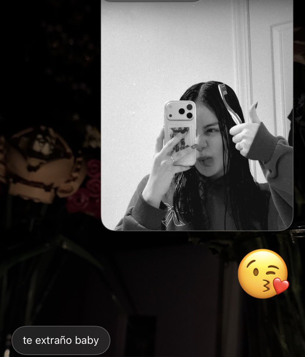 Kristaaaaa___'s tweet photo. Nosotros no dormimos juntos 1 día y actuamos cómo que llevamos una vida sin vernos 
(Dormimos juntos todas las noches y cuando el no viene a dormir por alguna situación se siente muy difícil 😞) https://t.co/sNWaphhYKE