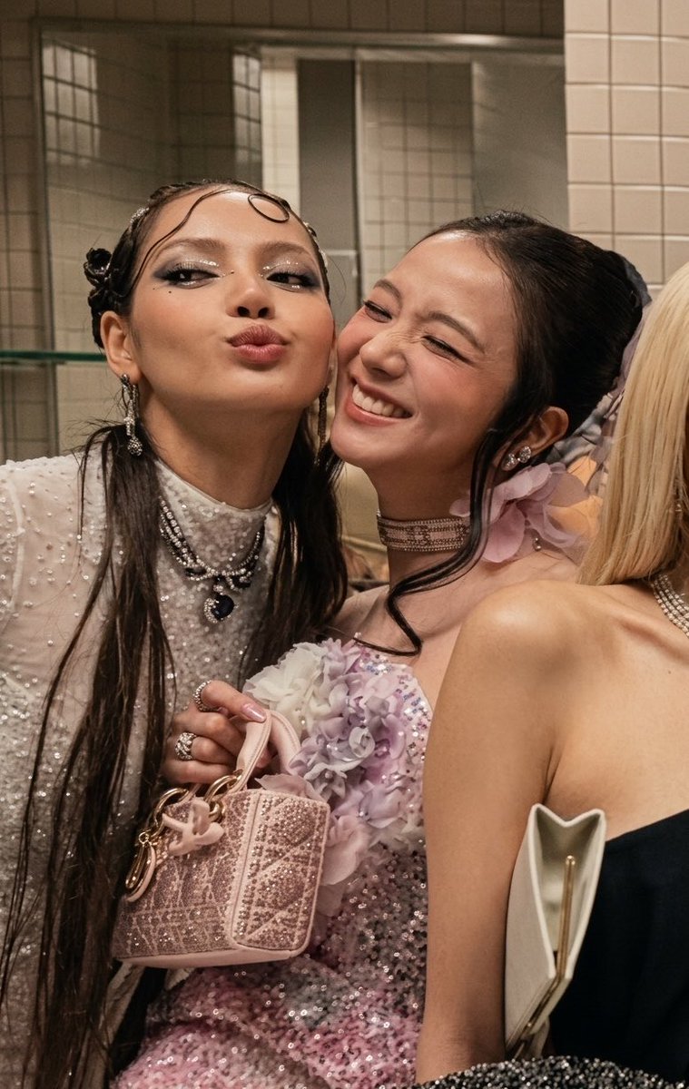 lalisa pics tweet media