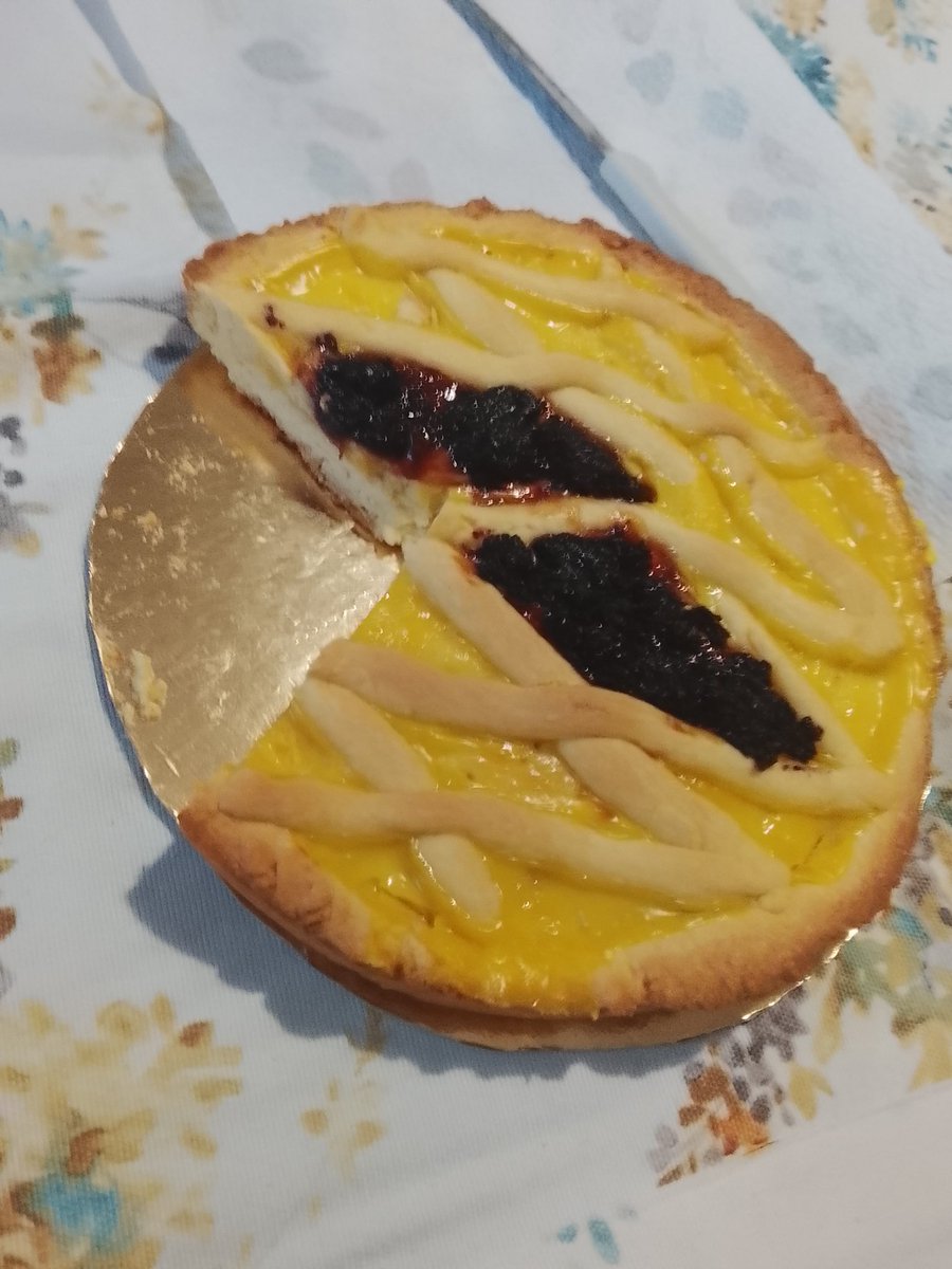 lucananni1010's tweet photo. Giornata piovosa... Colazione golosa #crostata con crema e marmellata 😛 Grazie a mia mamma ❤️ #breakfast https://t.co/6pg84wFCua