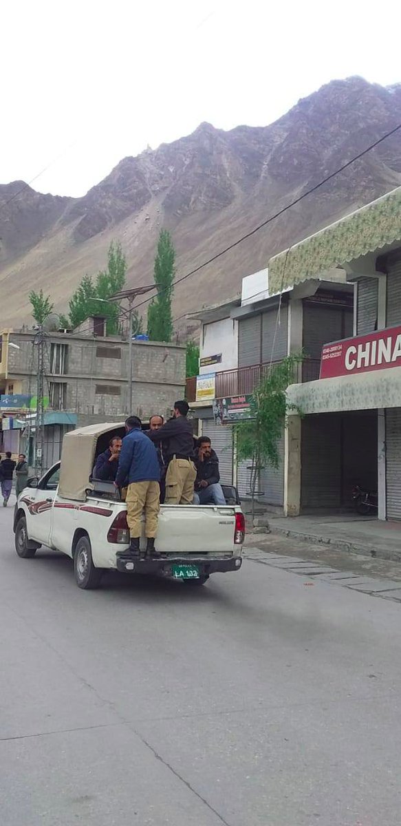 KashmiriWaheeda's tweet photo. عوامی ایکشن کمیٹی گلگت بلتستان کے چیئرمین احسان علی ایڈووکیٹ اور دیگر رہنماؤں کی گرفتاری کے خلاف گزشتہ روز سے علی آباد کالج چوک کے مقام پر جاری دھرنے  پر پولیس کا کریک ڈاؤن کی بھرپور مزمت کرتی ہوں۔

#ReleaseOurComrades 
#ReleaseAACGBleaders https://t.co/rdj22HsxhQ