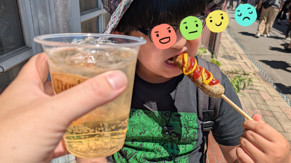 this_is_hanger's tweet photo. 一昨日行った巴波川鯉のぼりに蚤の市目当てに電車でお出かけ。電車であることをいいことに昼間から子どもの前でハイボール。今日で連休終わりだし。帰り道に河原でバーベキューしてる人に触発されてベランダ焼肉でハイボール。今日で連休終わりだし。楽しいGWでした。
#子育て
#プロペラ
#propeller https://t.co/0qUJC2dJCG