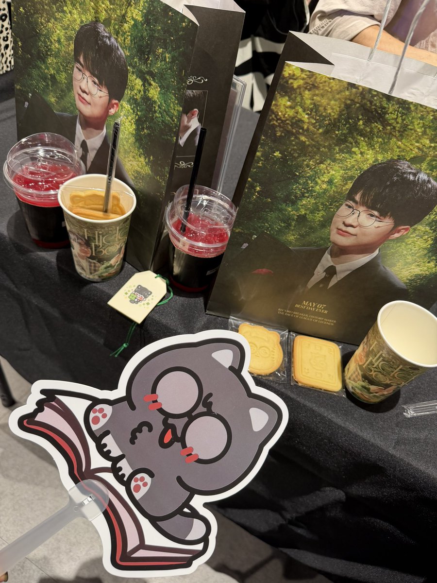 heeheeheeee83's tweet photo. 페이커 생카 방문했습니다~! 부채는 럭드 5등상이지만 너무 마음에 들어용ㅠㅠ 짱짱ㄱㅇㅇ
#hide_on_book #chapter_0507 #HAPPYFAKERDAY https://t.co/vCKbnsRR3j