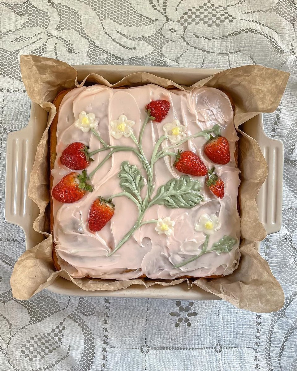 daily_dolce's tweet photo. Strawberry cake made by evermorelong 🍓 https://t.co/p38FcP3VBw