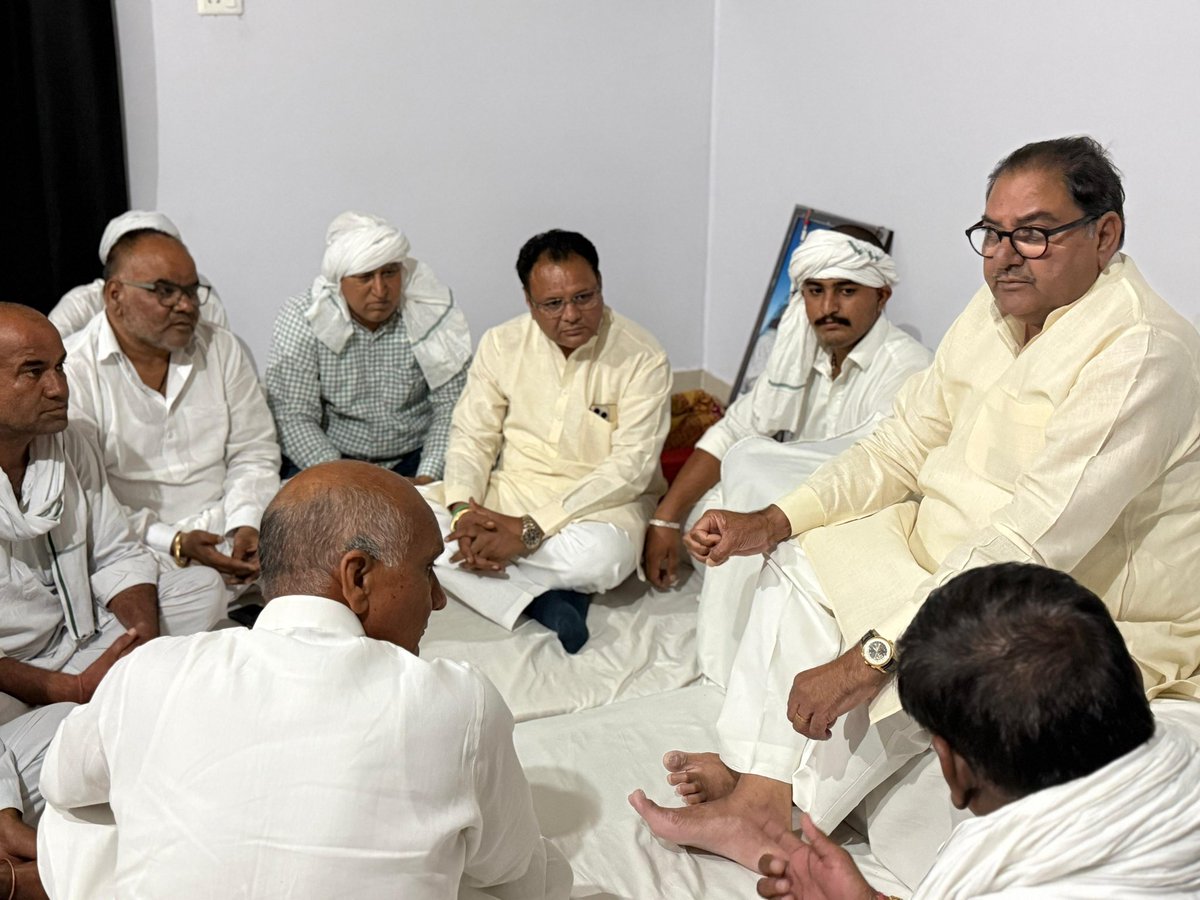 AbhaySChautala's tweet photo. कल सिरसा में पाला सिंह जी कंबोज की धर्मपत्नी के निधन एवं गांव फुलका में आत्मा राम जी कुलड़िया की माता जी के निधन पर उनके निवास स्थान जाकर शोक संवेदना व्यक्त की एवं श्रद्धांजलि अर्पित की…

ईश्वर दिवंगत आत्माओं को अपने श्रीचरणों में स्थान दें एवं परिवार को यह असीम दुःख सहन करने की शक्ति प्रदान करें।