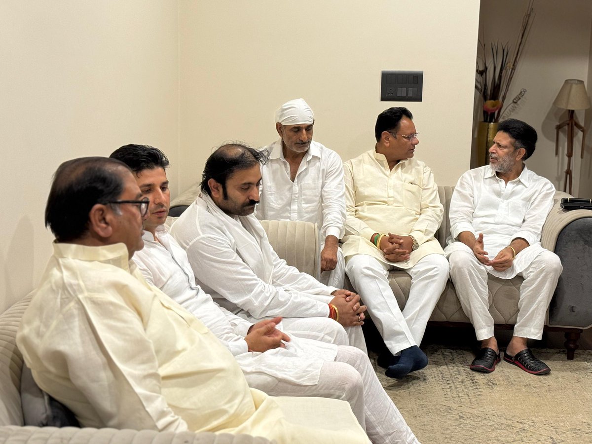 AbhaySChautala's tweet photo. कल सिरसा में पाला सिंह जी कंबोज की धर्मपत्नी के निधन एवं गांव फुलका में आत्मा राम जी कुलड़िया की माता जी के निधन पर उनके निवास स्थान जाकर शोक संवेदना व्यक्त की एवं श्रद्धांजलि अर्पित की…

ईश्वर दिवंगत आत्माओं को अपने श्रीचरणों में स्थान दें एवं परिवार को यह असीम दुःख सहन करने की शक्ति प्रदान करें।