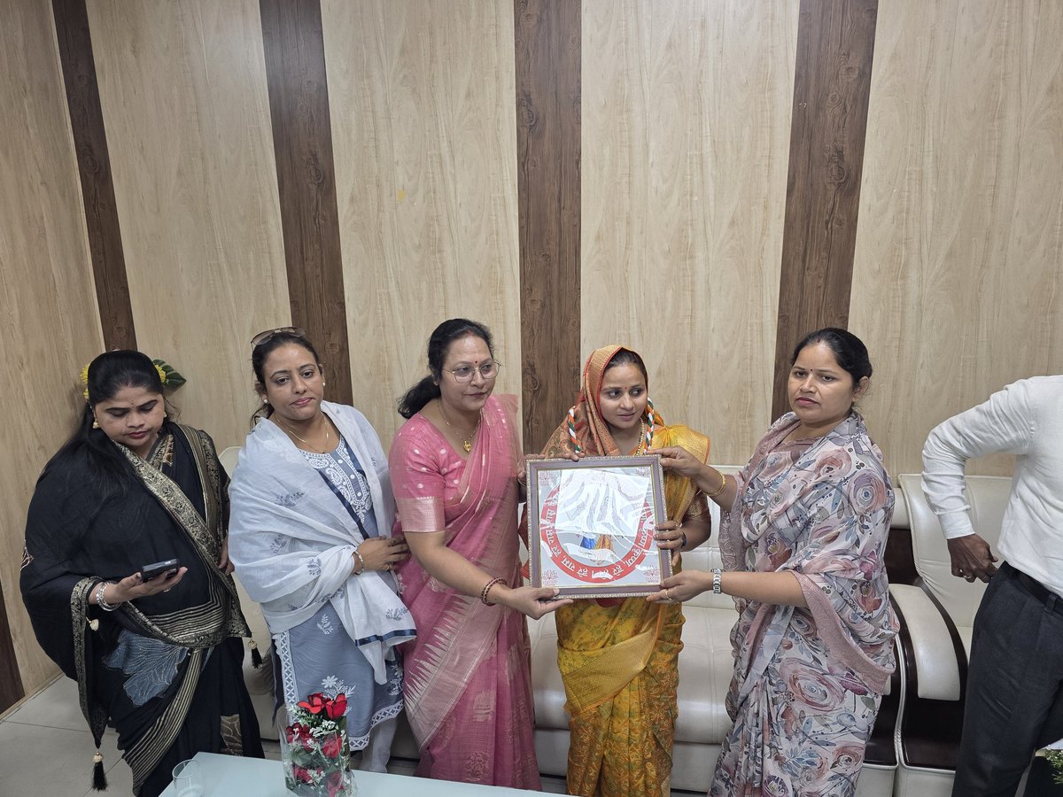 AICC राष्ट्रीय सचिव एवं भरतपुर सांसद <a href="/IncSanjanajatav/">SANJNA JATAV</a> जी को जन्मदिवस की शुभकामनाएं प्रेषित की एवं उनका स्वागत-सम्मान किया
आपका समर्पण,नेतृत्व और जनसेवा के प्रति आपकी निष्ठा हम सभी के लिए प्रेरणादायक है। ईश्वर से आपके उत्तम स्वास्थ्य, दीर्घायु एवं उज्ज्वल भविष्य की कामना करते है