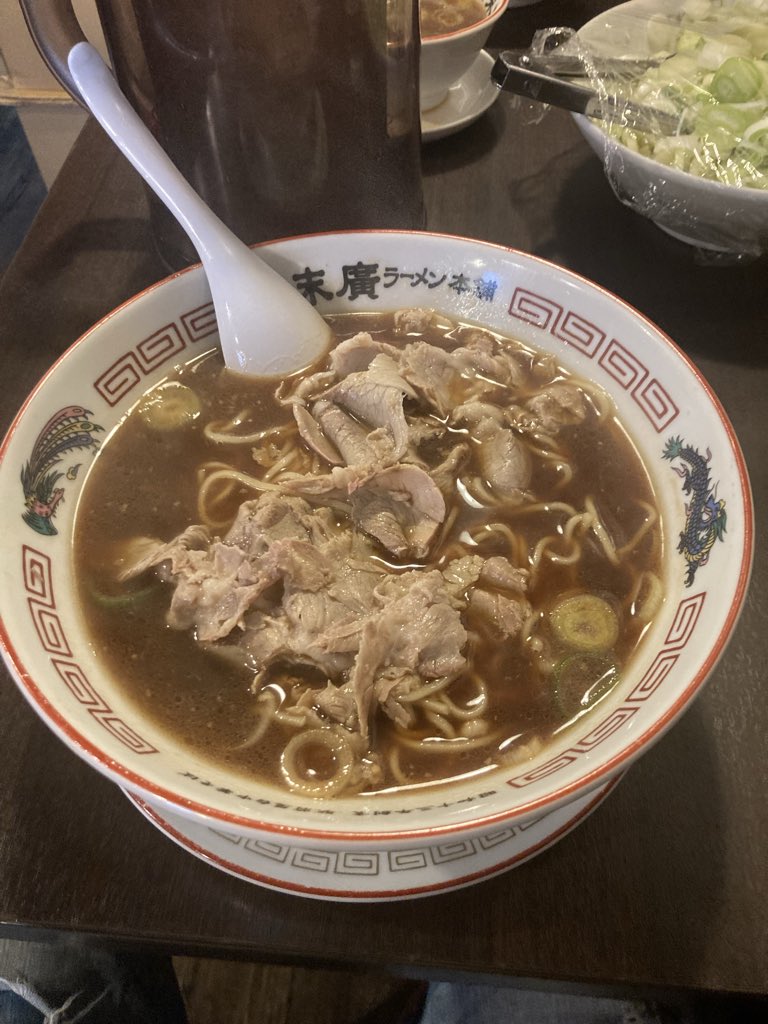 104_nb's tweet photo. 末廣ラーメン本舗@秋田。中華そば、大、1050円。一度は行っておかないとの宿題店。タイミング良くすんなり入れた。濃厚そうだけど割とさっぱり、飲んだ後に沁みそうな味。
#末廣ラーメン本舗　#秋田 https://t.co/BCZTF5neGT