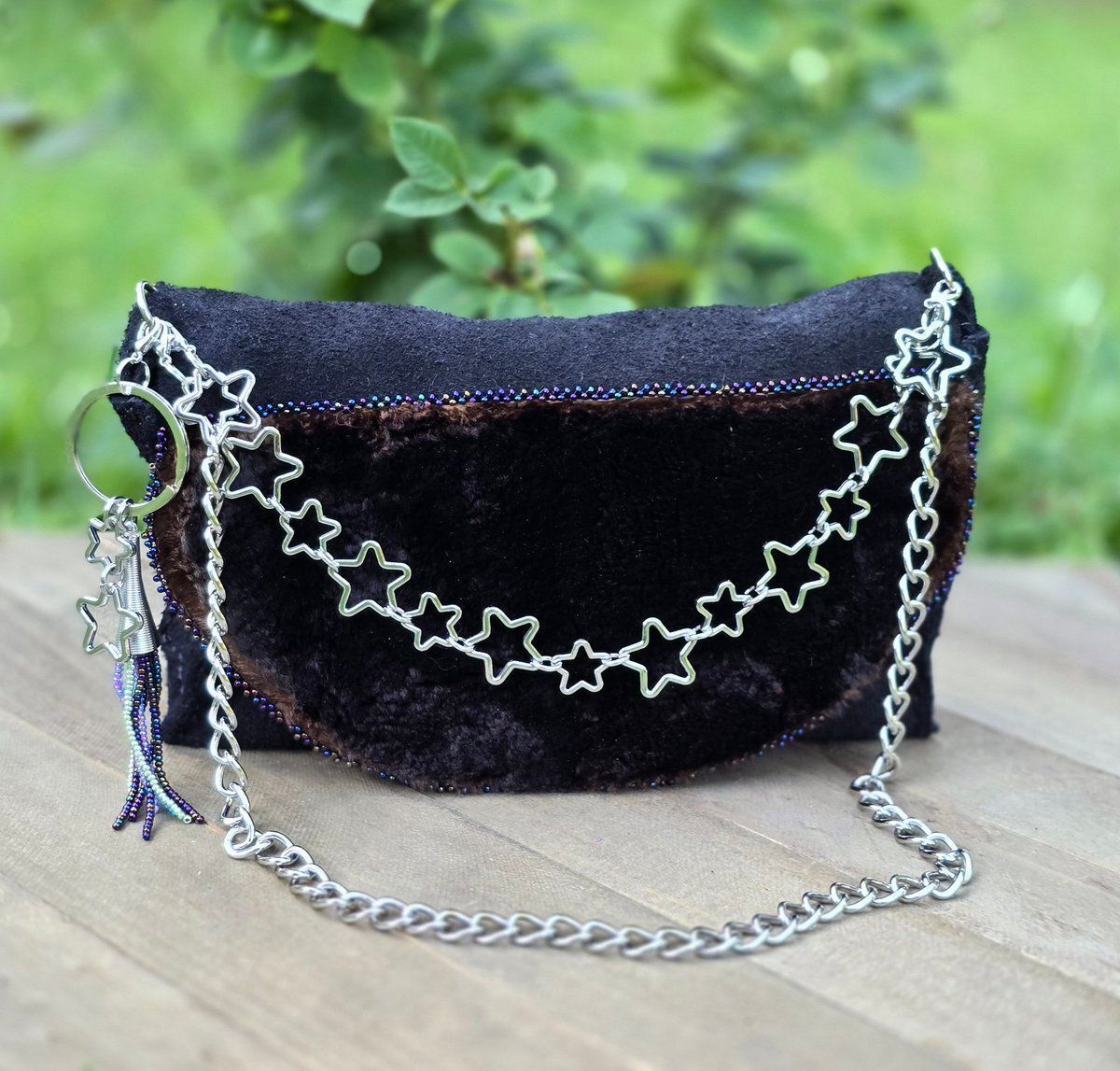 beauxbeautyblog's tweet image. ON SALE!! Northern Lights... handmade Alaska Northern Fur Seal Skin &amp;amp; leather beaded handbag w/ charms, avail in my Big Cartel store @ lovealaskadesign.bigcartel.com.  Qagaasakuq- thank you for looking! 🦭 #AlaskaNative #FirstNations #NativeMade