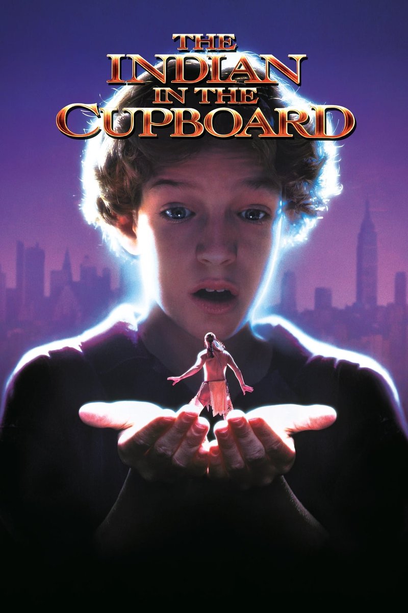 3djuegos's tweet photo. 🪐 ¿Sabías que hubo una película que metió personajes de STAR WARS, STAR TREK, JURASSIC PARK Y ROBOCOP en un mismo armario?

🔑 La llave mágica, cuyo título original fue The Indian in the Cupboard, es un clásico de 1995 lleno de secretos

👤 Un niño descubre que su armario puede dar vida a las figuras de juguete que guarda dentro... y ahí empieza la fantasía

🤯 La escena más loca revive juguetes de franquicias distintas: Darth Vader, criaturas de Star Trek, RoboCop, un T-Rex de Jurassic Park y héroes de G.I. Joe

🤝 Fue la primera vez que personajes de Star Wars y Star Trek aparecieron juntos en una misma producción

💚 El director de la película es Frank Oz, histórico titiritero de los Muppets y voz de Yoda en Star Wars

📚 Es una adaptación del primero de una serie de 5 libros, pero nunca se produjeron las secuelas

📉 Pese a su fantasía noventera, fue un fracaso en taquilla: costó 45 millones de dólares y apenas superó los 35 millones

🤔 Y tú, ¿has visto esta película? ¿Recuerdas un crossover aún más loco?

#3DJuegos #StarWars #StarTrek #JurassicPark #Robocop #Cine