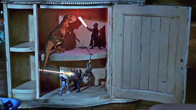 3djuegos's tweet photo. 🪐 ¿Sabías que hubo una película que metió personajes de STAR WARS, STAR TREK, JURASSIC PARK Y ROBOCOP en un mismo armario?

🔑 La llave mágica, cuyo título original fue The Indian in the Cupboard, es un clásico de 1995 lleno de secretos

👤 Un niño descubre que su armario puede dar vida a las figuras de juguete que guarda dentro... y ahí empieza la fantasía

🤯 La escena más loca revive juguetes de franquicias distintas: Darth Vader, criaturas de Star Trek, RoboCop, un T-Rex de Jurassic Park y héroes de G.I. Joe

🤝 Fue la primera vez que personajes de Star Wars y Star Trek aparecieron juntos en una misma producción

💚 El director de la película es Frank Oz, histórico titiritero de los Muppets y voz de Yoda en Star Wars

📚 Es una adaptación del primero de una serie de 5 libros, pero nunca se produjeron las secuelas

📉 Pese a su fantasía noventera, fue un fracaso en taquilla: costó 45 millones de dólares y apenas superó los 35 millones

🤔 Y tú, ¿has visto esta película? ¿Recuerdas un crossover aún más loco?

#3DJuegos #StarWars #StarTrek #JurassicPark #Robocop #Cine