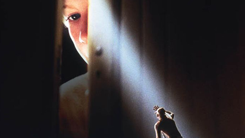 3djuegos's tweet photo. 🪐 ¿Sabías que hubo una película que metió personajes de STAR WARS, STAR TREK, JURASSIC PARK Y ROBOCOP en un mismo armario?

🔑 La llave mágica, cuyo título original fue The Indian in the Cupboard, es un clásico de 1995 lleno de secretos

👤 Un niño descubre que su armario puede dar vida a las figuras de juguete que guarda dentro... y ahí empieza la fantasía

🤯 La escena más loca revive juguetes de franquicias distintas: Darth Vader, criaturas de Star Trek, RoboCop, un T-Rex de Jurassic Park y héroes de G.I. Joe

🤝 Fue la primera vez que personajes de Star Wars y Star Trek aparecieron juntos en una misma producción

💚 El director de la película es Frank Oz, histórico titiritero de los Muppets y voz de Yoda en Star Wars

📚 Es una adaptación del primero de una serie de 5 libros, pero nunca se produjeron las secuelas

📉 Pese a su fantasía noventera, fue un fracaso en taquilla: costó 45 millones de dólares y apenas superó los 35 millones

🤔 Y tú, ¿has visto esta película? ¿Recuerdas un crossover aún más loco?

#3DJuegos #StarWars #StarTrek #JurassicPark #Robocop #Cine