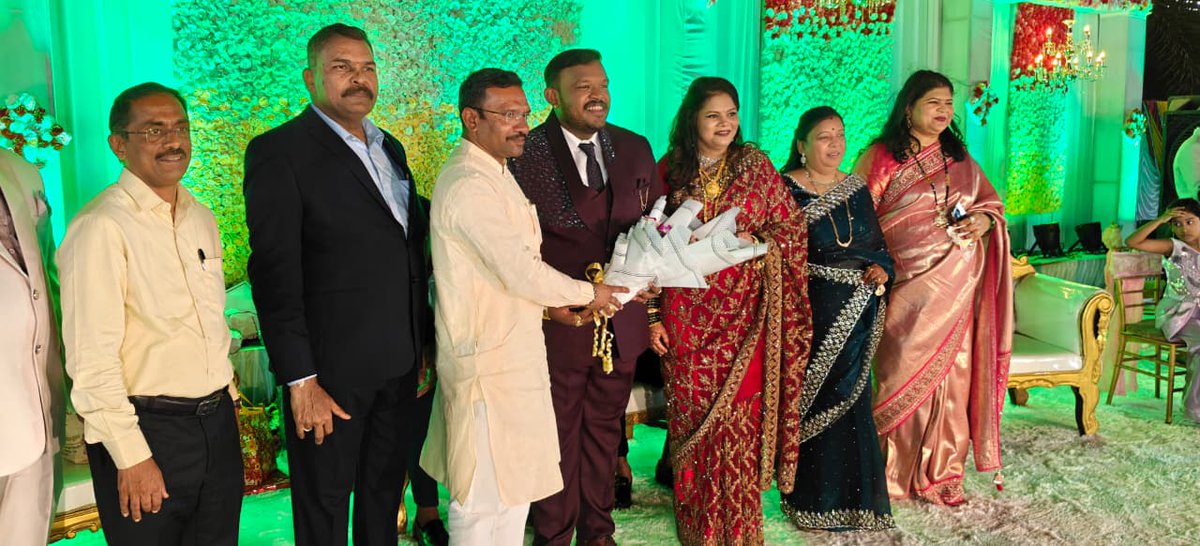 drhemantsavara's tweet image. चि. मुकेश आणि चि. सौ. का. मानसी यांच्या विवाह सोहळ्यानिमित्त उपस्थित राहण्याचा आनंद लाभला. या मंगल प्रसंगी पाटील-भगत कुटुंबियांना हार्दिक शुभेच्छा दिल्या.

नव दाम्पत्याला शुभाशीर्वाद दिले..

#Wedding #Blessings #happymarriedlife #drhemantsavara