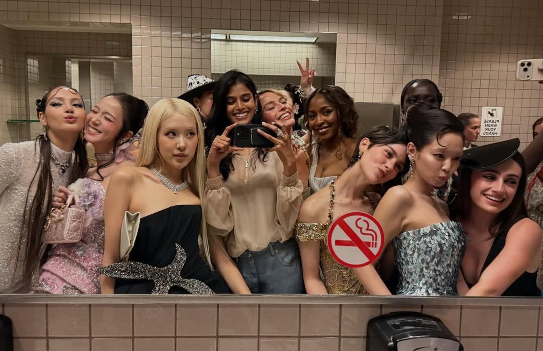 lovskpinks's tweet photo. Al fin tenemos la selfie 2026 de las celebridades en el baño de la Met Gala https://t.co/GEzd5xIa4T