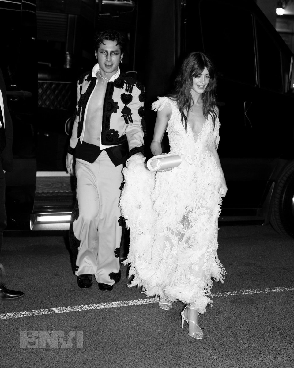 hudsonwupdates's tweet photo. Hudson Williams and Daisy Edgar-Jones arriving at the Mark hotel today via @envimediaco https://t.co/cqm5eAfOOu