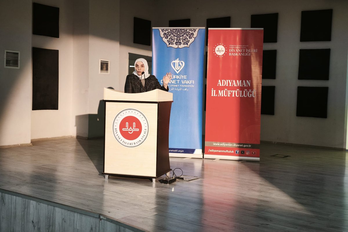 DiyanetVakfi's tweet photo. Adıyaman Müftülüğü ve Vakfımız Şubesi ev sahipliğinde düzenlenen 2026 Yılı Vekaletle Kurban Organizasyonu Tanıtım Toplantısı, Diyanet İşleri Başkanlığı Eğitim Hizmetleri Genel Müdürü Sedide Akbulut’un katılımıyla Adıyaman Belediyesi Abdülhamit Han Konferans Salonu’nda gerçekleştirildi.

Açılış konuşmasını Adıyaman Müftüsü ve Vakfımız Şube Başkanı Dr. Mehmet Reşat Şavlı’nın yaptığı toplantıya; il müftü yardımcıları, ilçe müftüleri ile vakıf ve din görevlileri katıldı.

Diyanet İşleri Başkanlığı Eğitim Hizmetleri Genel Müdürü Sedide Akbulut, yaptığı kapsamlı sunumda vekaletle kurban kesim sürecine ilişkin usul ve esasları ayrıntılı biçimde anlatarak katılımcıları bilgilendirdi.

#KurbanınıPaylaş Kardeşinle Yakınlaş