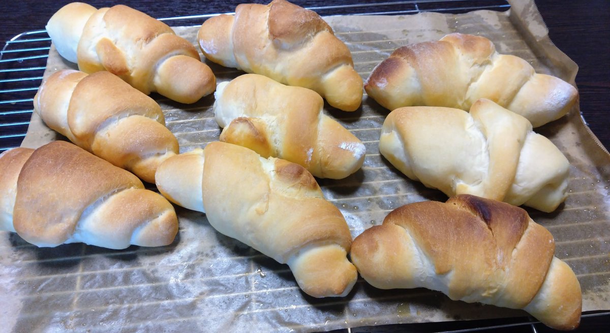 久々に塩パン焼いた！
形はブサイクやけど😂