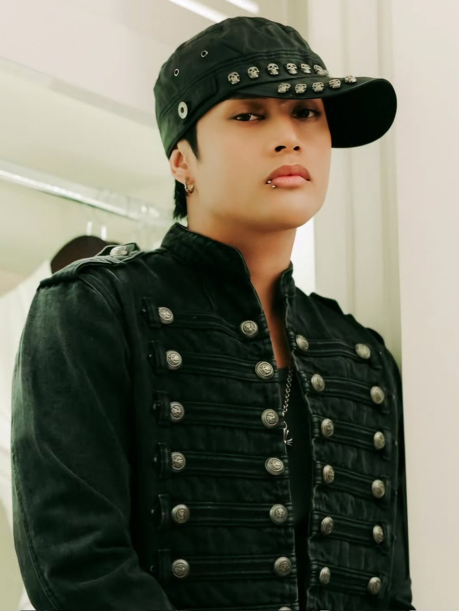 Dimples0206's tweet photo. "'Nak, tayo ka diyan, picturan kita!" 🤭🤭🤭

Hitsura ng anak mong nagtatampo kasi ayaw magpapicture.🤣🤣🤣 You looked so young and innocent here, bebi. At ang ganda ng jacket! 😍

©️ @SB19Official IG 

@felipsuperior #FELIP #SB19_KEN https://t.co/BhyBK0w07F