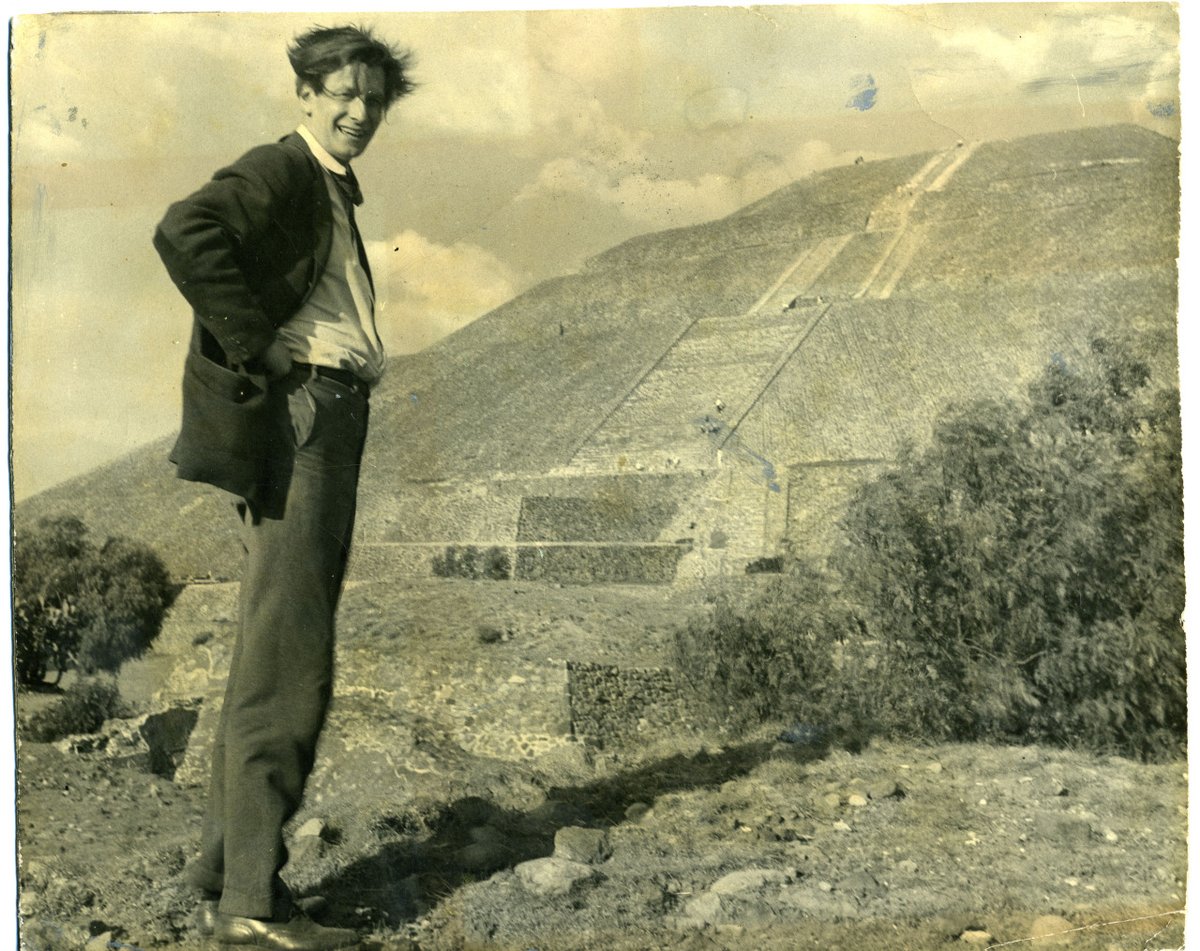 Tomslvarez7940's tweet photo. Mathias Goeritz en Teotihuacán 
1957.
Museo Reina Sofía  Madrid,  España. https://t.co/bwDvLZusBj