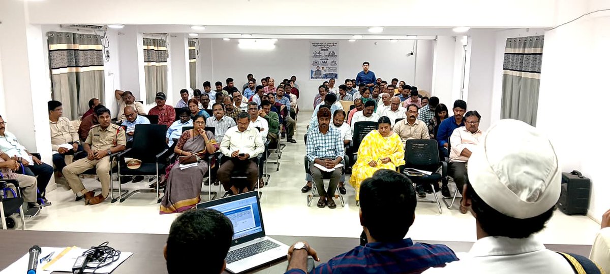 JC_Manyam's tweet image. కలెక్టర్ కాన్ఫరెన్స్ నోట్స్ అమలు స్థితిపై జాయింట్ కలెక్టర్ C. Yaswanth Kumar Reddy గారి సమీక్ష.

✔️ శాఖల వారీగా అమలు పురోగతి
✔️ పెండింగ్ అంశాల గుర్తింపు
✔️ సమయపాలనపై దృష్టి
ప్రభుత్వ ఆదేశాల సమర్థ అమలుకు సమన్వయంతో పనిచేయాలని సూచనలు.
#CollectorConference #Governance