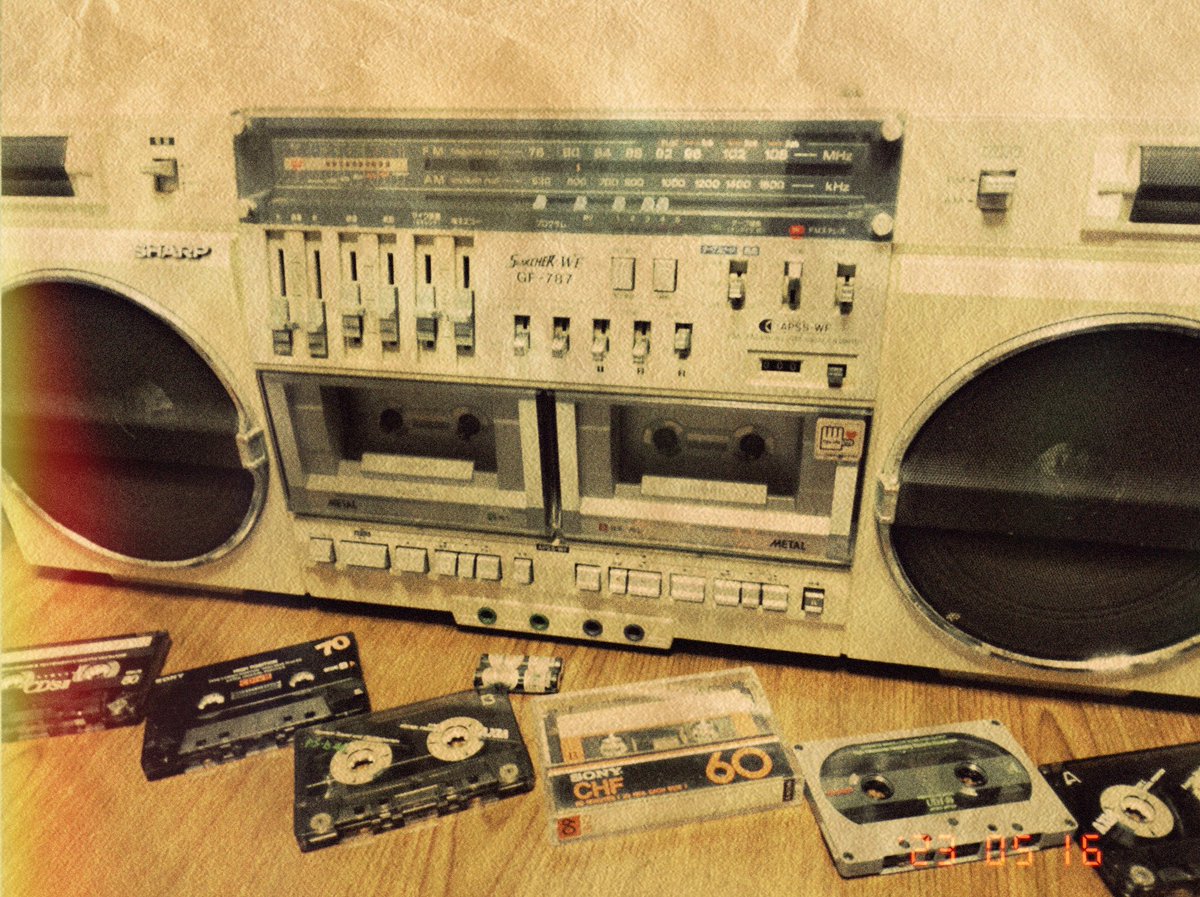 SHARPのラジカセ、SEARCHERです。 当時、テープはCDingなど買ってまし