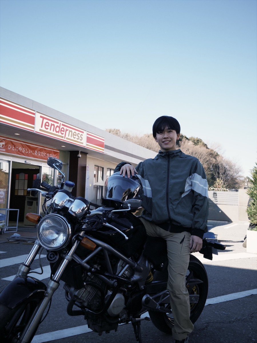 ドラマ10『#コンビニ兄弟』
本日第2話放送です！！

僕の演じる廣瀬太郎は、バイクに乗って通勤してます！
小さい頃からバイクに憧れのある僕ですが、バイクに乗る役は実は初めて！

お楽しみに！

#NHK #ドラマ10
#中島健人 さん