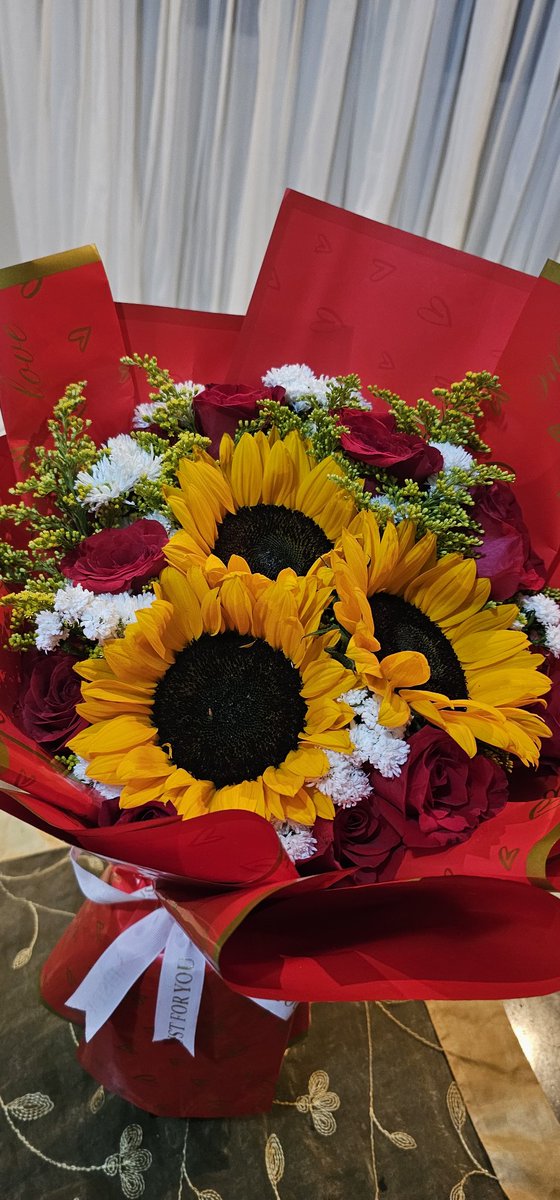 karen_pint77670's tweet image. Mi #Amor bello q😍 lindo eres en un día donde el mundo te pidió  fuerza ,😥en medio de un dia lleno de estrés en tu Cabeza  ,llegas a casa con estas hermosa flores ,🥰Gracias  por ser mi Sol☀️ en  mis días grises  y tener el cuidado de consentirme y Elegirme #TeAmo Cielo ❤️💋💫