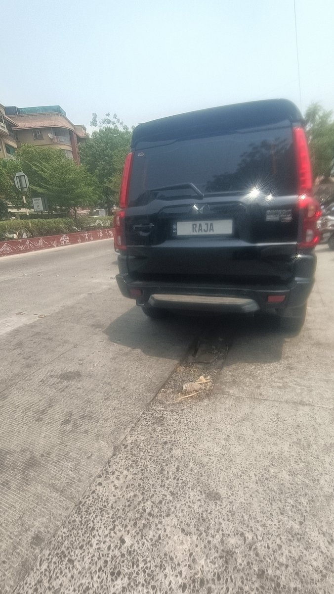 AmdavadMatters's tweet photo. રાજા સાહેબ પોતાની કાળા કાચ વાળી , વગર નંબરપ્લેટ વાળી, પોતે જનતાને જોઈ શકે પણ જનતા રાજાને જોઈ ના શકે એવા રથમા નગરચર્યા એ નીકળ્યા છે,

@AhmedabadPolice અને @PoliceAhmedabad એમની સેવામા જ્યાં સુધી રાજા સાહેબ એમના મહેલમા ન પહોંચી જાય ત્યા સુઘી ઉપસ્થિત રહશે

જેની નોંધ લેવી...!!! https://t.co/EMGLA1zJFY