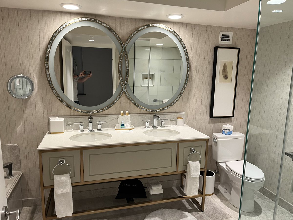 rirugrat's tweet image. Vegas Day 3 (cont):  Checked into my Spa Tower King Bed room on the 26th floor at @Bellagio.  The MGM Gold Priority check-in desk was a godsend (plus snacks!).  Ready to unpack and play more VP before my business networking event/dinner at @TAOGroup @VenetianVegas #vegas