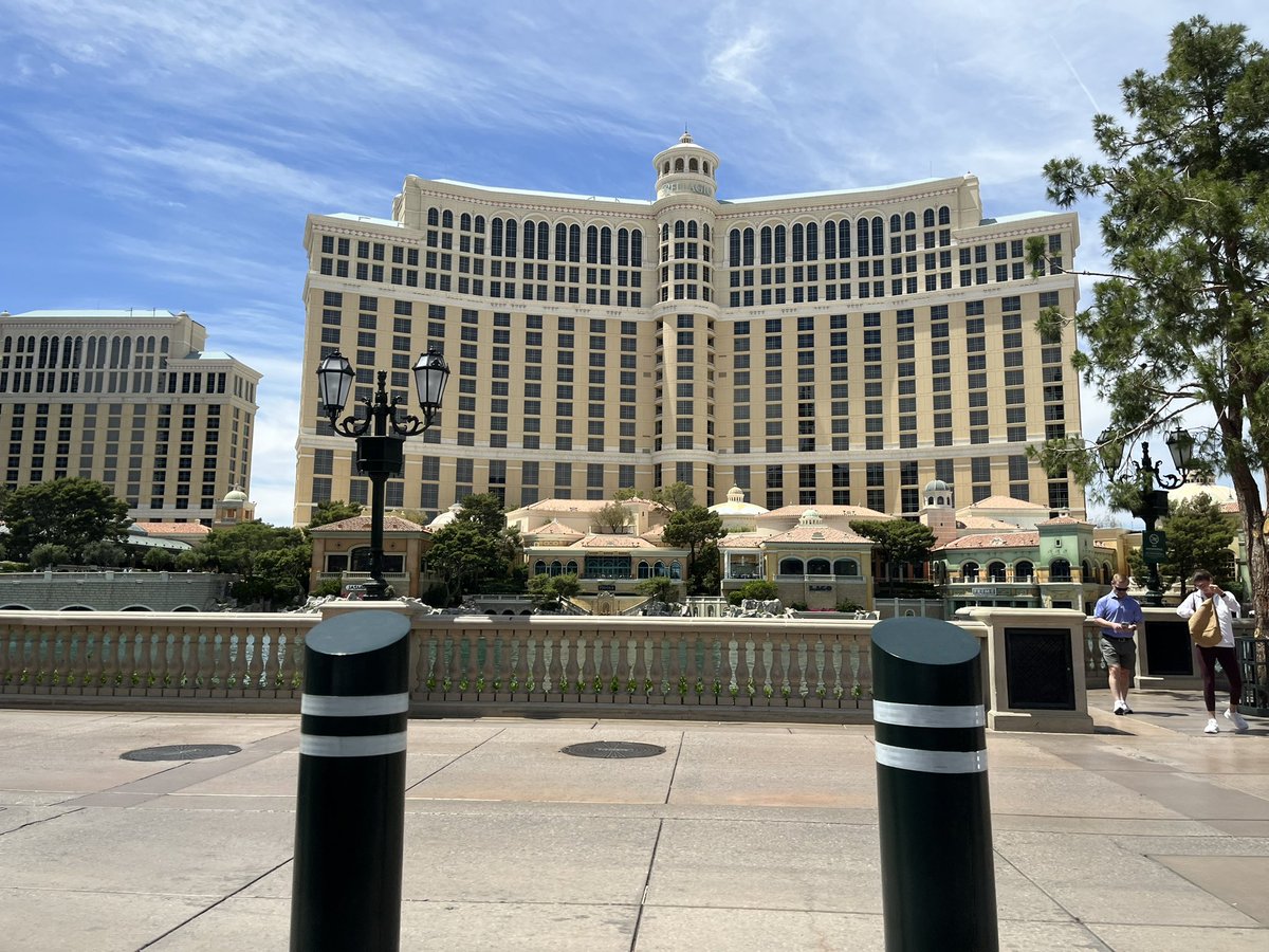 rirugrat's tweet image. Vegas Day 3 (cont):  Checked into my Spa Tower King Bed room on the 26th floor at @Bellagio.  The MGM Gold Priority check-in desk was a godsend (plus snacks!).  Ready to unpack and play more VP before my business networking event/dinner at @TAOGroup @VenetianVegas #vegas