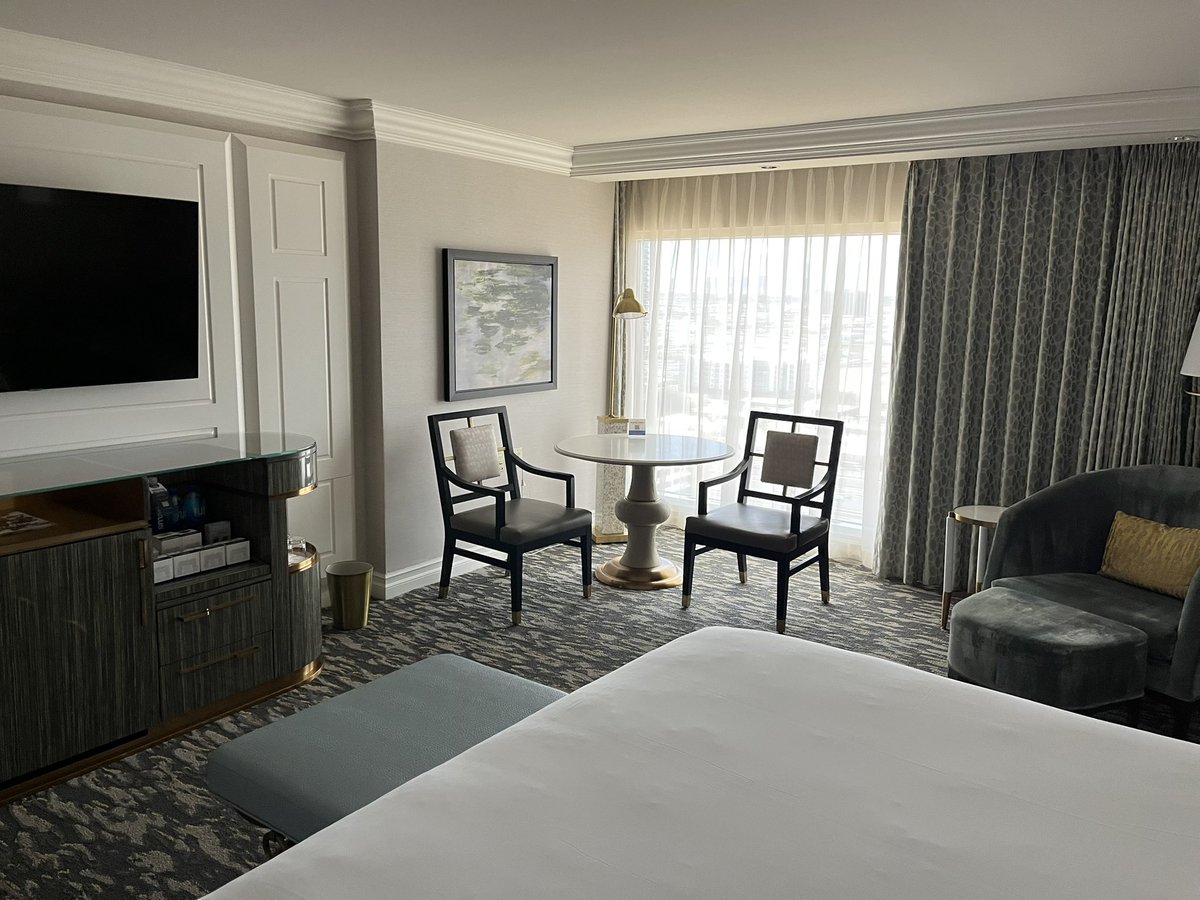 rirugrat's tweet image. Vegas Day 3 (cont):  Checked into my Spa Tower King Bed room on the 26th floor at @Bellagio.  The MGM Gold Priority check-in desk was a godsend (plus snacks!).  Ready to unpack and play more VP before my business networking event/dinner at @TAOGroup @VenetianVegas #vegas