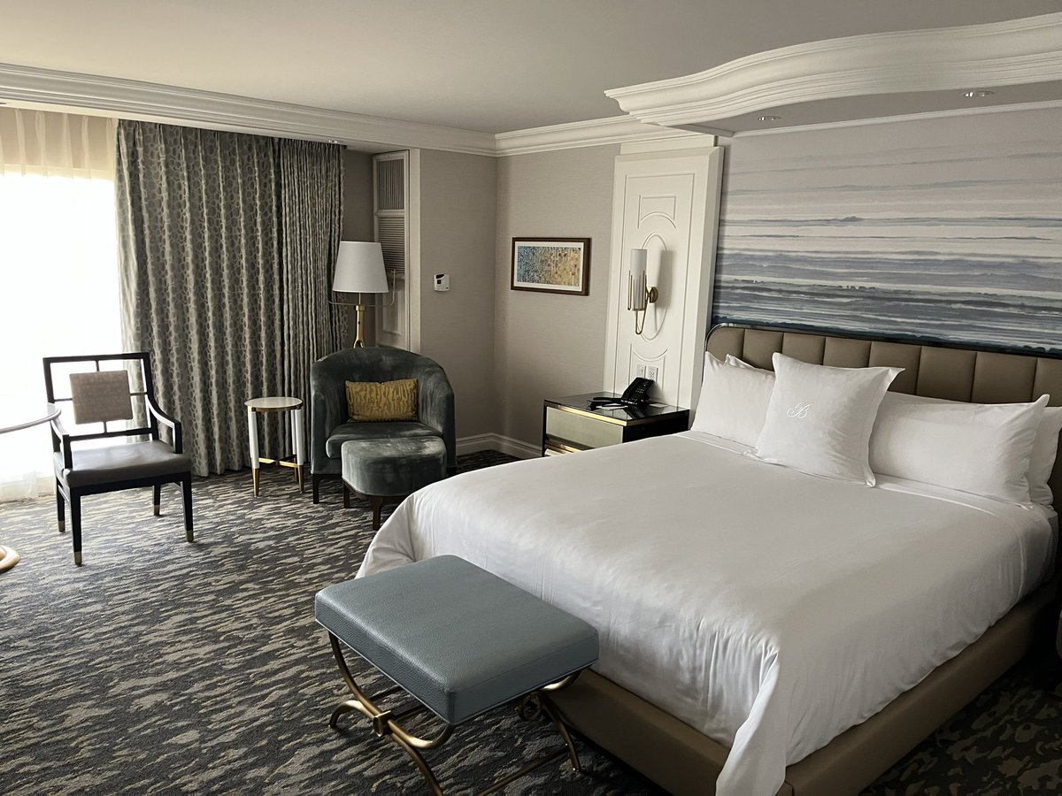 rirugrat's tweet image. Vegas Day 3 (cont):  Checked into my Spa Tower King Bed room on the 26th floor at @Bellagio.  The MGM Gold Priority check-in desk was a godsend (plus snacks!).  Ready to unpack and play more VP before my business networking event/dinner at @TAOGroup @VenetianVegas #vegas
