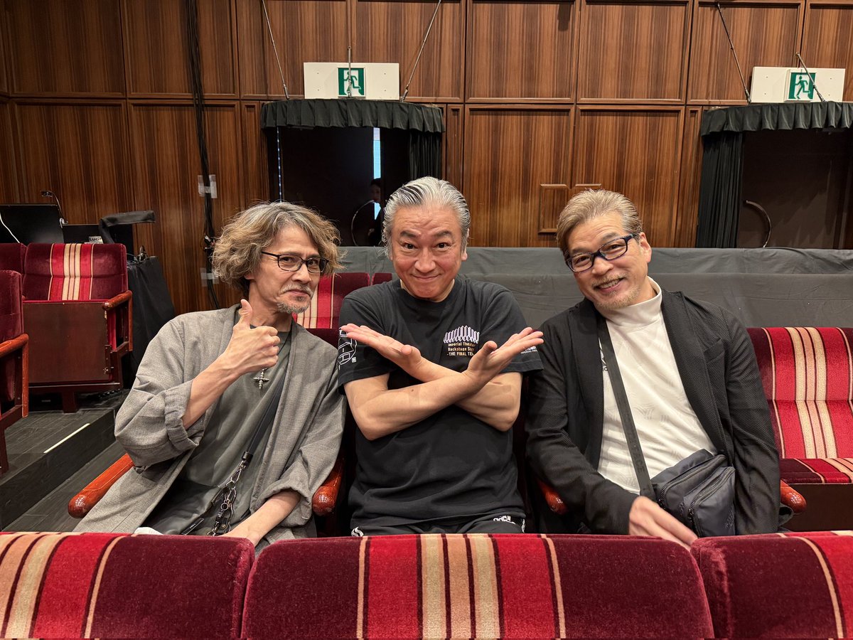 hatabo0109's tweet photo. 昨日、声で出演の舞台「Private Fears in Public Places」を観劇。本当に素晴らしかった。良い脚本、良い演出家に素晴らしい俳優陣。堪能させて頂きました！一緒に観た仲良し宮さんと、出演の仲良しはじめさん、MHK、超久しぶりの3人での再会。観劇後は当たり前のように宴席へ。最高のひと時でした！ https://t.co/FkgCJxIlzN