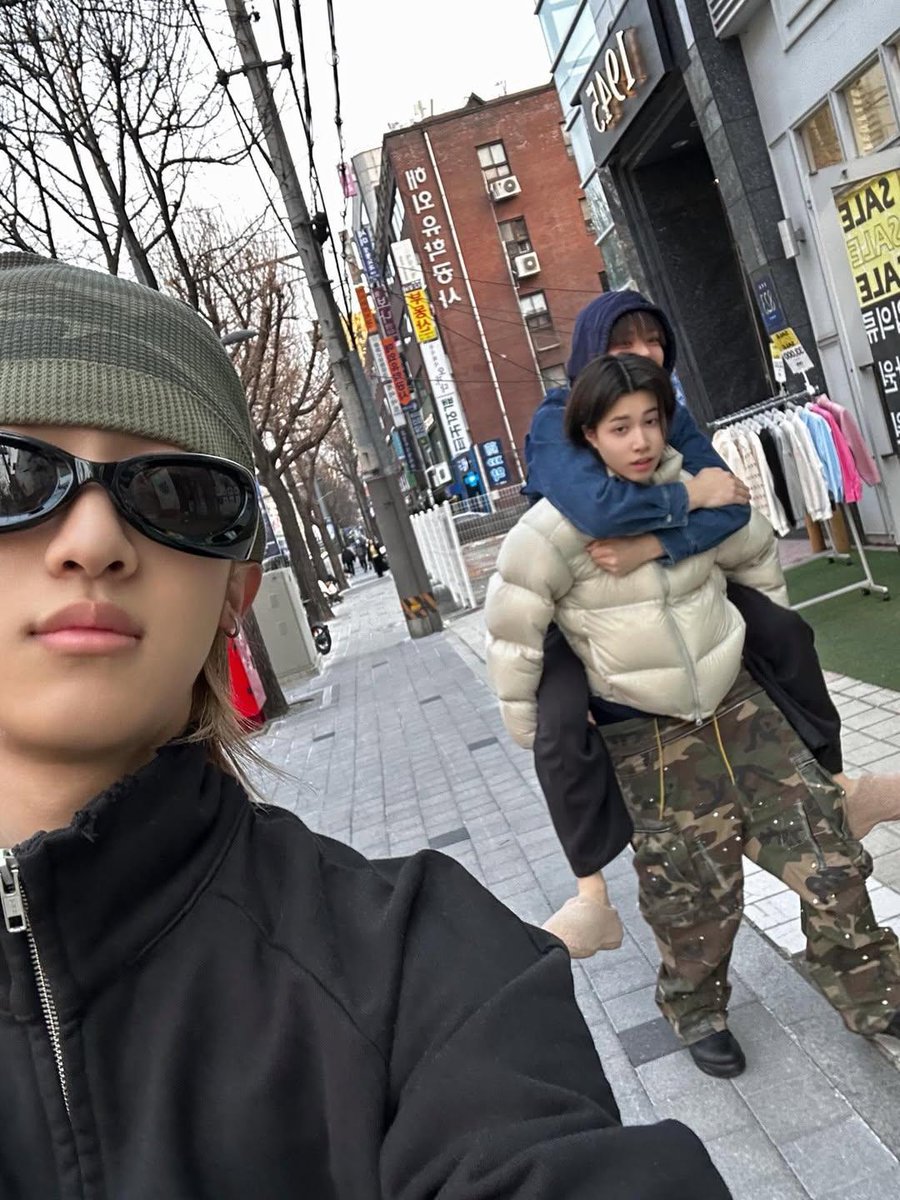 moon_ren17's tweet image. A baby taking care of his 3 hyungs 🤣

#루이 #LOUIS #롱샷 #LNGSHOT