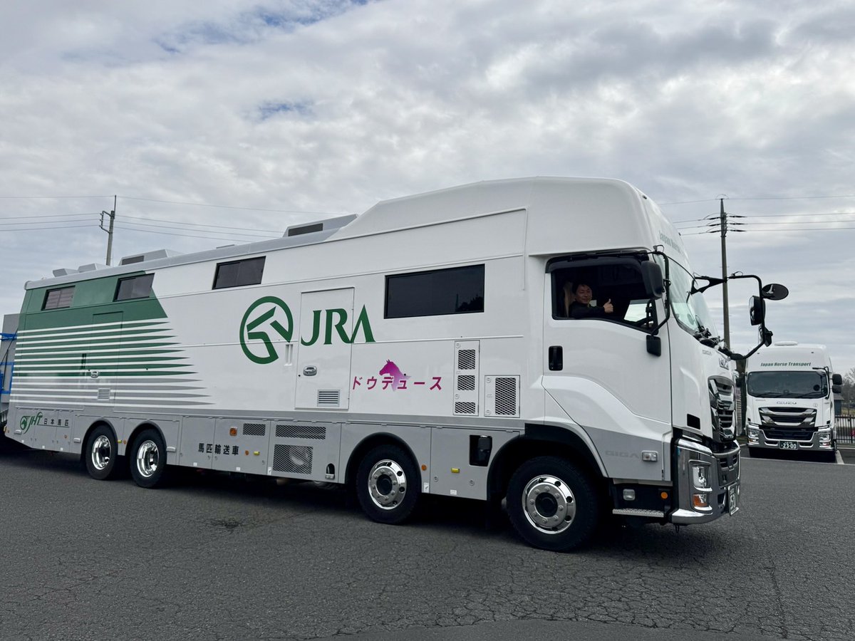 masaki_katsuura's tweet photo. YouTube更新！

今回は #日本馬匹輸送自動車株式会社 さん協力のもと、競馬に欠かせない #馬運車 についてたっぷりと教えていただきました‼️
騎手を引退して初めて知ることばかりで、驚きの連続です😳

▶️動画はプロフィールのURLからチェック

#日本馬匹 の皆様 @NBahitsu ありがとうございました！
※エンジンが停止した安全な状態で、特別な許可を得て撮影しています。

#競走馬 #競馬