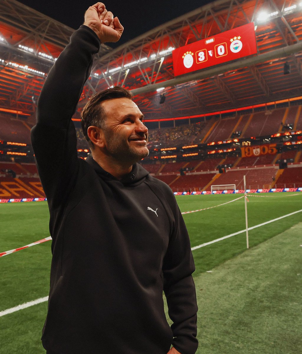 RoarSide1905's tweet photo. |FLOOD|
🦁 Benim için Okan Buruk Galatasaray' ının maçlarını seyrederken müthiş bir özgüven vardı. Öne geçtiysek mutlaka maçı bitiririz. Gol yesek de nasıl olsa çeviririz hissiyatı vardı. Bu sene hiç yer yer çok sıradışı performanslar görsek de o tadı hiç alamadım. https://t.co/th4vsxouIZ