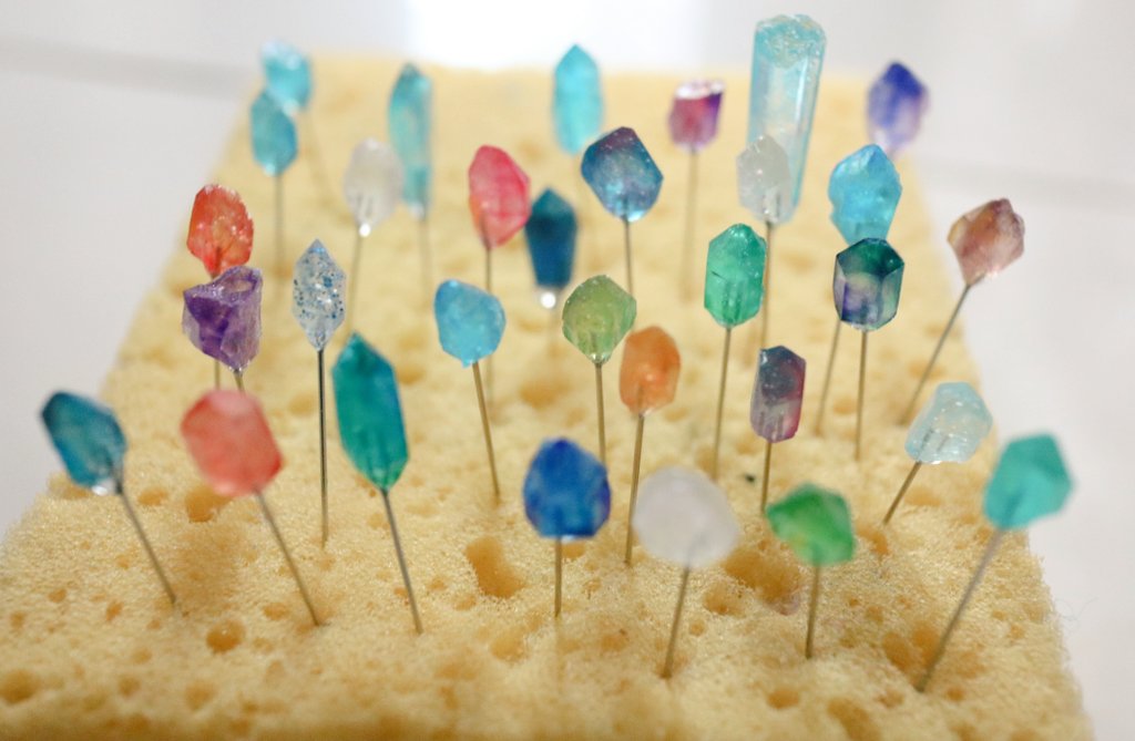 立て続けにご注文いただいて、在庫が少なくなってきたので、急遽まち針作業。しかし肝心の水晶型がなかったので採掘も行かねば。