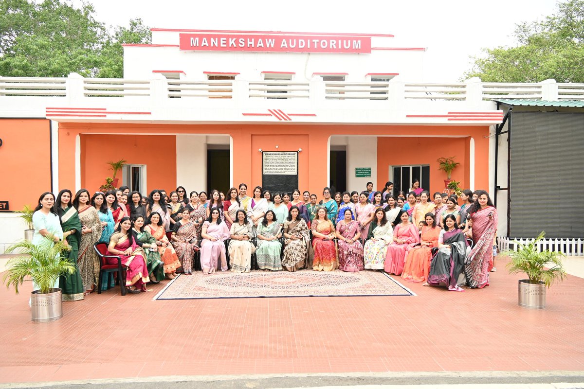 OfficialAwwa's tweet image. #WeCare #Motivate_Facilitate_Empower
#Spreading_Smiles_Happiness

Mrs Lakshmi Bhuvan #Regional_President #AWWA, #Eastern Command closely engaged with #AWWA_Beneficiaries at #Panagarh Military Station to understand ongoing welfare initiatives and challenges faced by the families