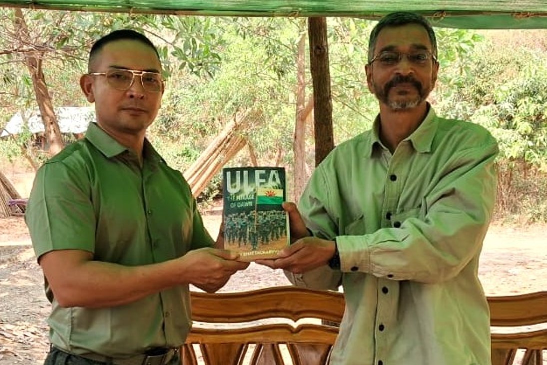rajkbhat's tweet photo. Grateful to Twan Mrat Naing-chief of Arakan Army for giving me time despite security concerns. Gifted him my book on ULFA. The most well-read and dynamic rebel leader I've met so far
My interview with him The Diplomat -
https://t.co/xUKr40hIY5 https://t.co/zAF9ebvPsn