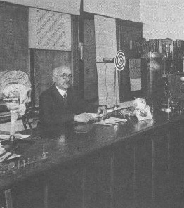 psych101's tweet image. Today in Psychology (5th May 1908), psychologist Raymond Dodge's 'apparatus for testing eyes' was officially patented. Via which he conducted pioneering research into the psychology of reading and the function of eye movements in the visual perception of motion.

#psychology