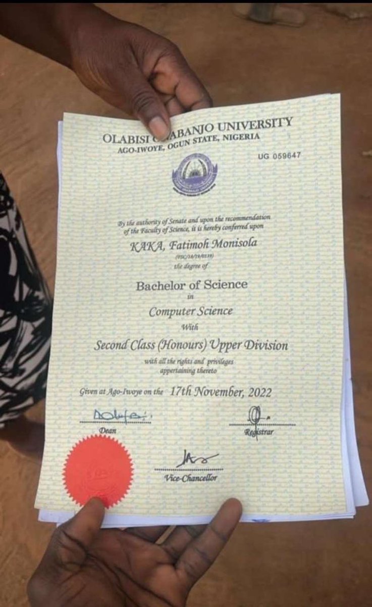 A lady misplaced her certificate in a bus.
Kindly retweet if this crosses your TL.
Someone who knows her might be on your TL ❤️.