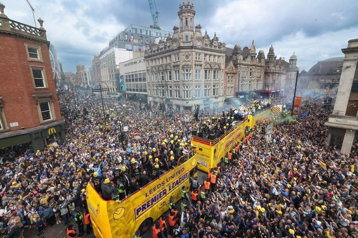 YeboahBelieveIt's tweet photo. 🤍 One year ago today since those iconic scenes across Leeds city centre #LUFC https://t.co/E14qL2abw7
