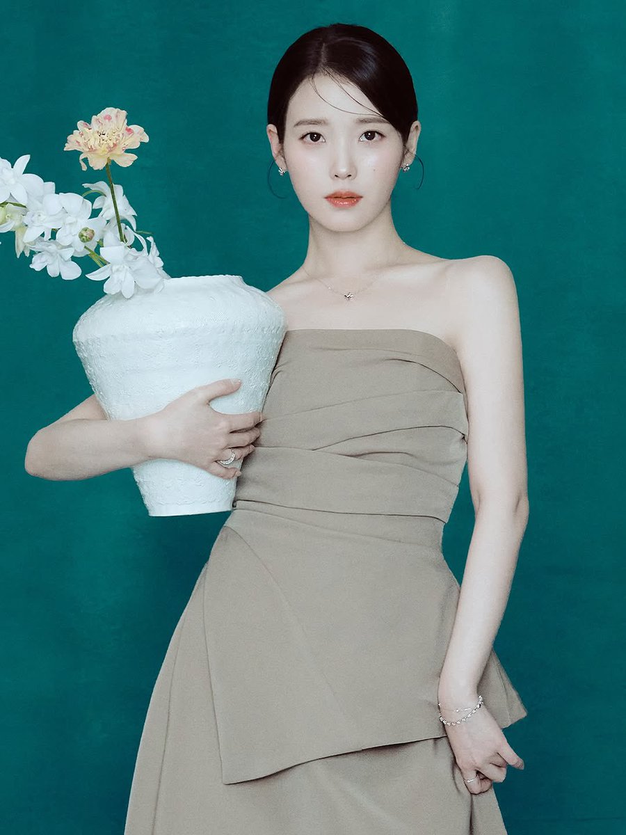 제이에스티나 인스타 #아이유
J.ESTINA Instagram Post #IU