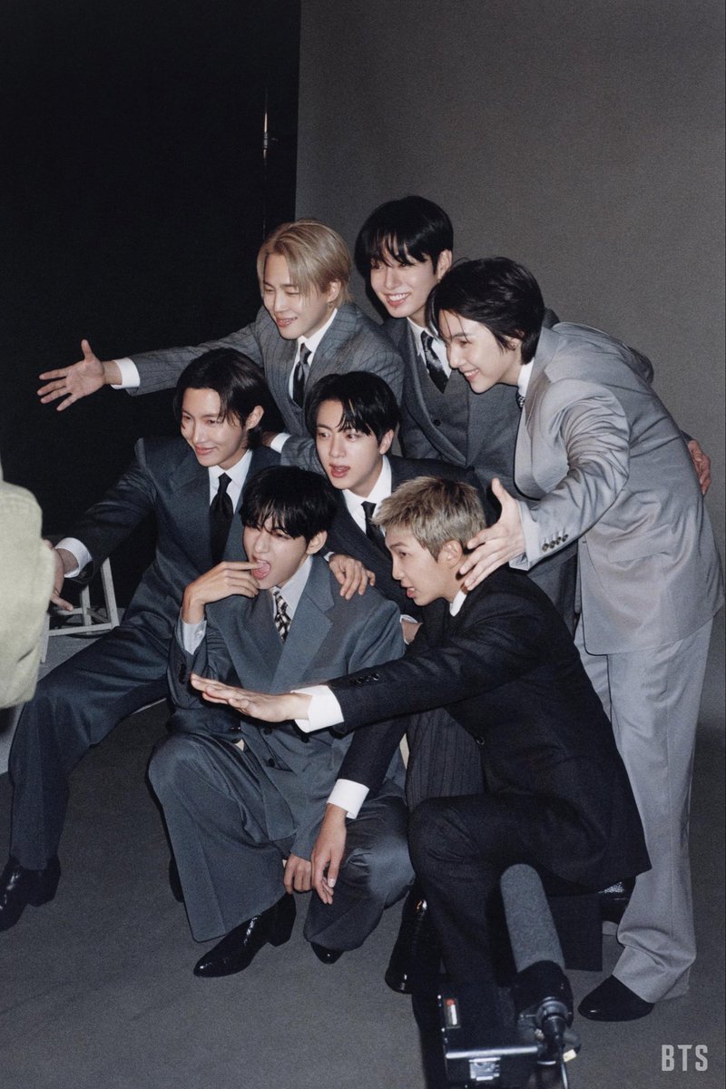 ops_adrielly's tweet photo. Postando aqui só agora, mais pra deixar registrado … vejo meus meninos em outubro 😭💜 
#bts https://t.co/ui09CjgSnW
