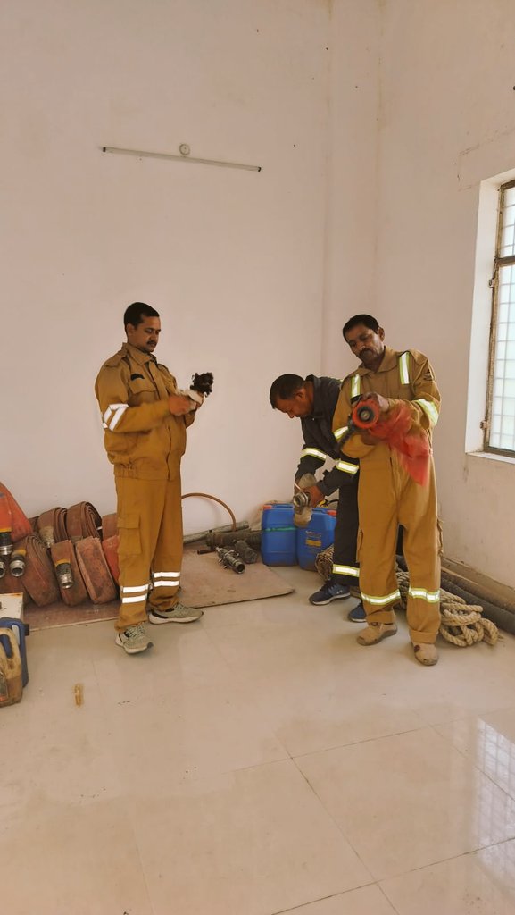 आज दिनांक 05.05.2026 को पुलिस महानिदेशक F&amp;ES महोदय के आदेशानुसार CFO कौशाम्बी महोदय के निर्देशन में जनपद के सभी फायर स्टेशनों पर सप्ताहिक फायर ड्रिल के क्रम में फायर स्टेशन की साफ़ सफाई एवं उपकरणों की साफ़ सफाई तथा रख-रखाव/प्रयोग करने का अभ्यास किया गया। <a href="/fireserviceup/">Fire & Emergency Services Uttar Pradesh Police</a>