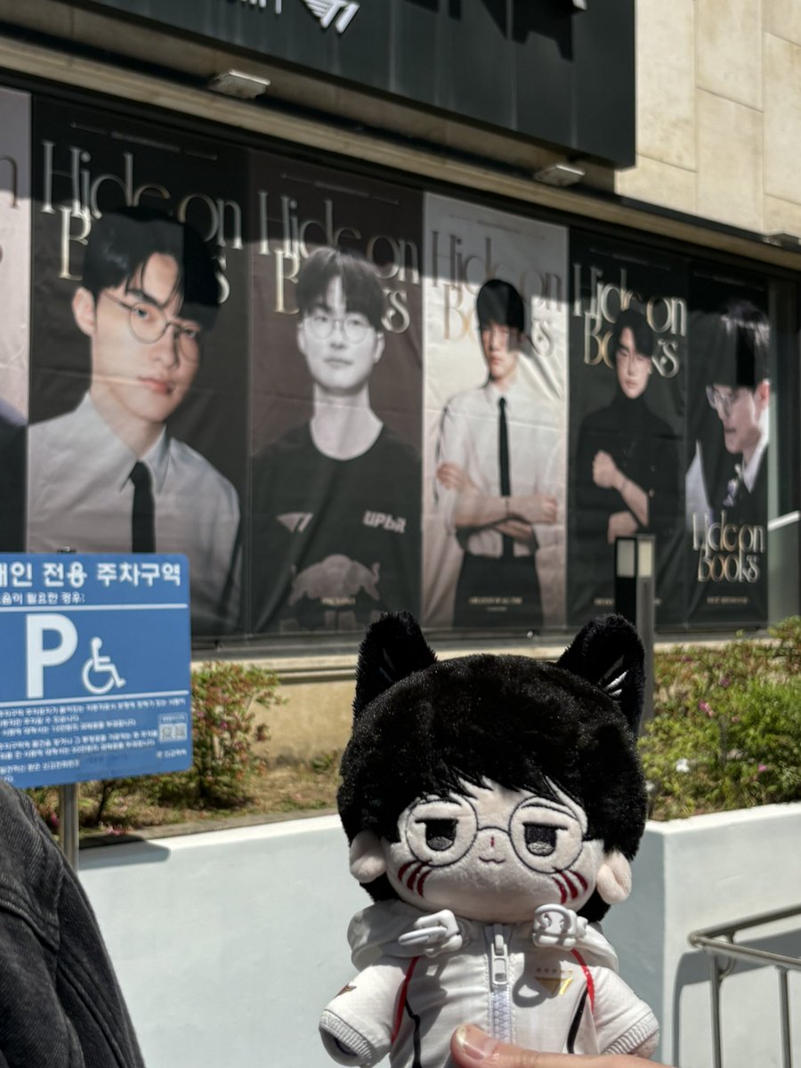 WaffleKittenn's tweet photo. Sanghyeokie you are so loved ๐ฅฐ๐ so many showed up and itโs not even your birthday just yet
#happyfakerday #hide_on_books #chapter_0507 https://t.co/hNnK3z8zCE