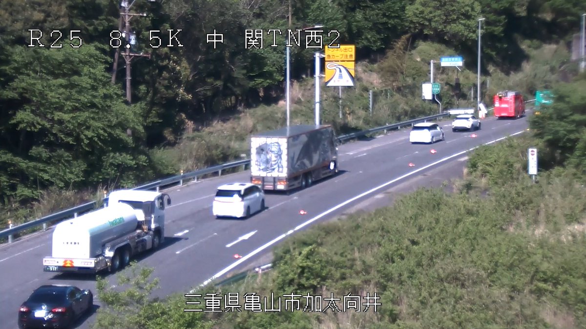 mlit_hokusei's tweet photo. 5月5日（火曜日）15時31分現在、名阪国道名古屋方面   関トンネル内で事故のため、追越車線規制となっています。付近を通行される方は道路状況を確認して頂き、お急ぎの方は事前に広域迂回をお願いします。   #道路情報　#名阪国道 #国道25号 https://t.co/g9JMGKXZNL