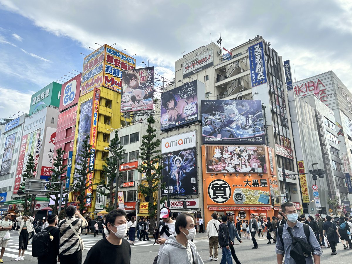 faldeus_'s tweet photo. 日本住みから初めて秋葉原に行きました
（ウインドウショッピングのみ） https://t.co/RI7ey5kKsj